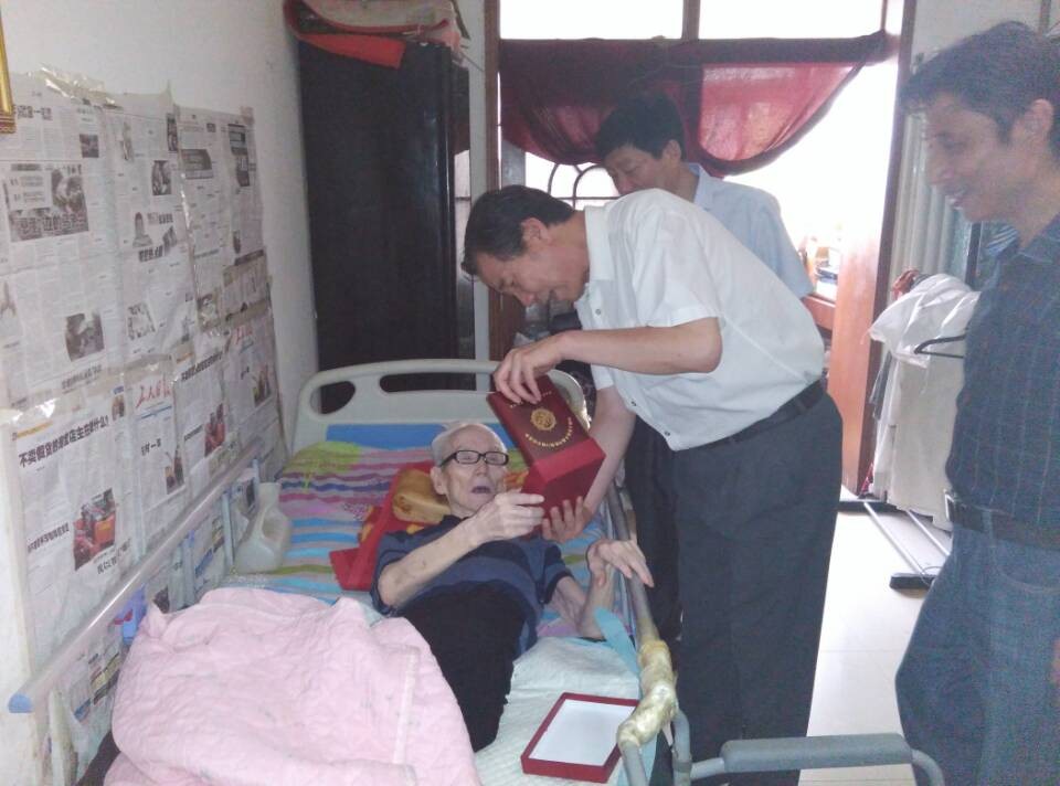 省老干局領(lǐng)導看望并慰問糧農(nóng)下屬企業(yè)抗戰(zhàn)老同志