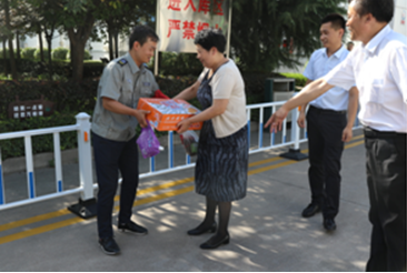 省總工會(huì)、省財(cái)貿(mào)工會(huì)慰問(wèn)省儲(chǔ)備糧楊凌公司職工