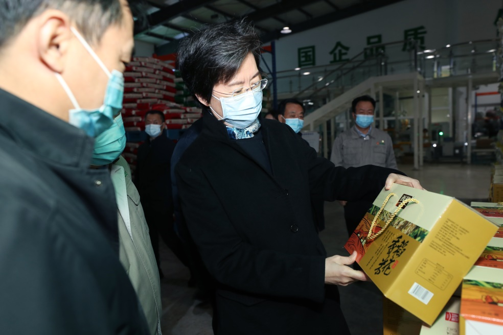 西瑞集團：咸陽市市長衛(wèi)華一行在西瑞興平園區(qū)檢查疫情防控及企業(yè)服務保障情況