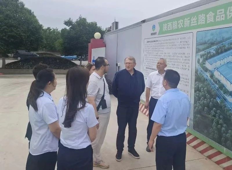 中俄友好、和平與發(fā)展委員會俄方主席鮑里斯·季托夫一行赴糧農(nóng)新絲路食品保稅加工中心項目調研